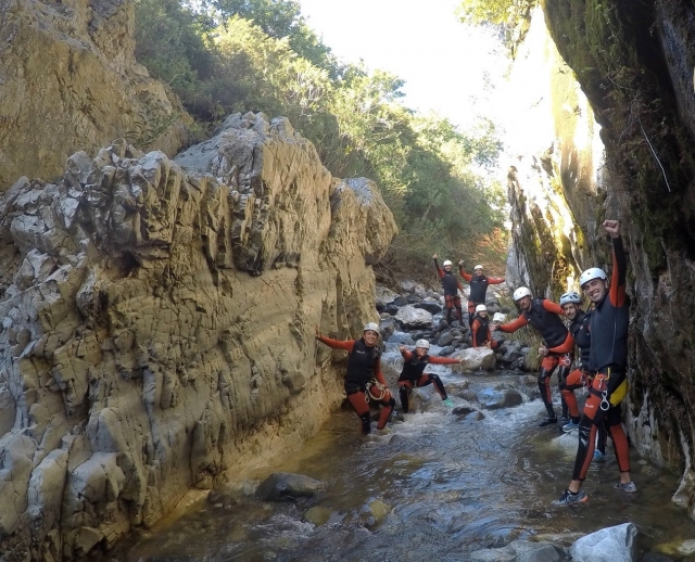 Amigos  en el pasillo del barranco